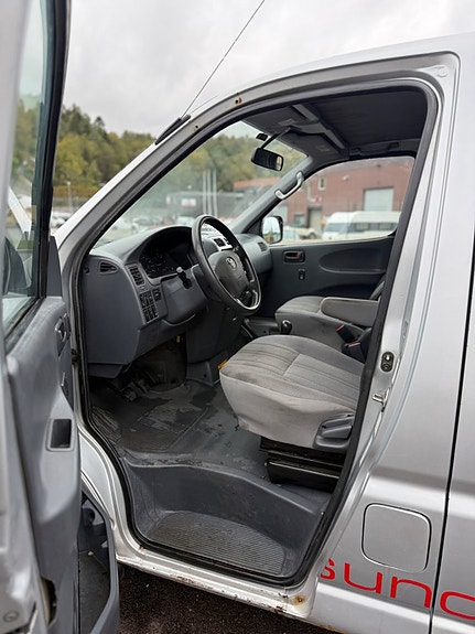 Toyota HiAce 11 of 14