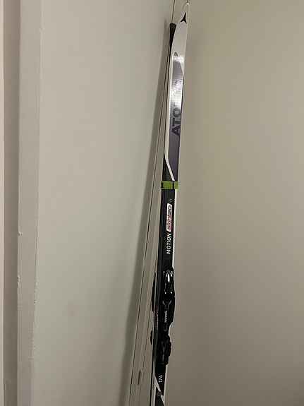 Atomic längdskidor 174 cm med Rottefella-bindningar