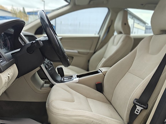 Volvo XC60 13 of 18