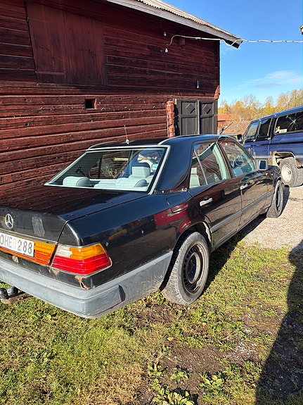 Mercedes-Benz 200 4 of 7