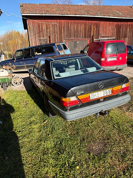 Mercedes-Benz 200 3 of 7