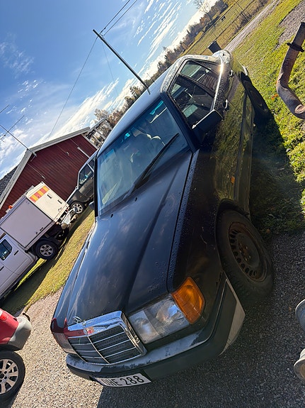Mercedes-Benz 200 2 of 7