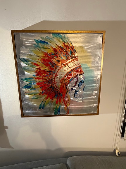 Stor Metalltavla 64x64 cm – Döskalle med Fjäderskrud – Modern Konst