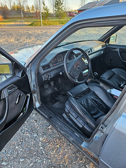 Mercedes-Benz 250 TD 3 of 3