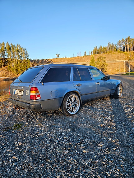 Mercedes-Benz 250 TD 2 of 3