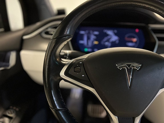 Tesla Model X 12 of 21