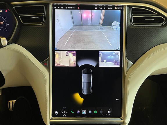 Tesla Model X 18 of 21
