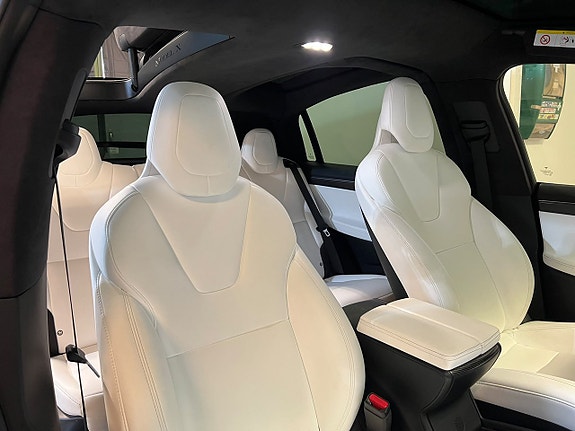 Tesla Model X 8 of 21