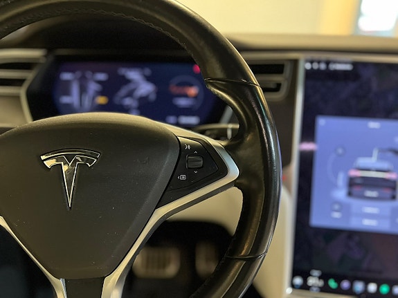 Tesla Model X 11 of 21