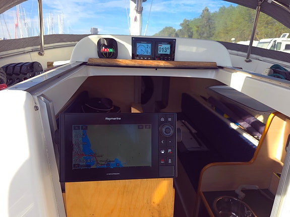 Dragonfly 28 Sport trimaran 5 of 5