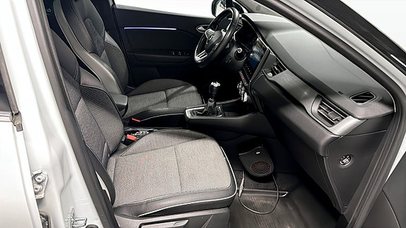 Renault Captur 3 of 12