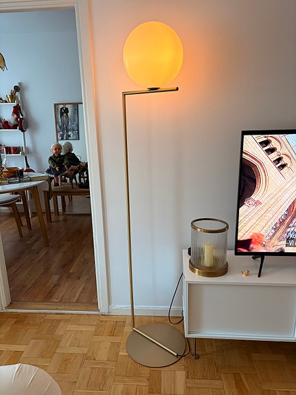 Flos IC Lights golvlampa borstad mässing opalglas