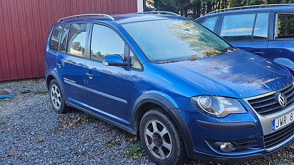 Volkswagen Touran Cross 2 of 5