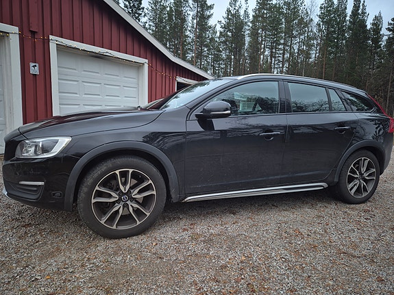 Volvo V60 Cross Country 2 of 5