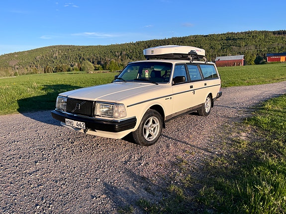 Volvo 245 2 of 14