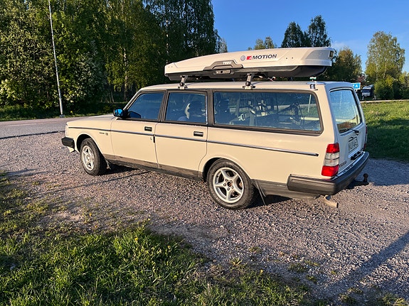 Volvo 245 3 of 14