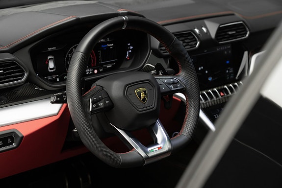Lamborghini Urus 15 of 26