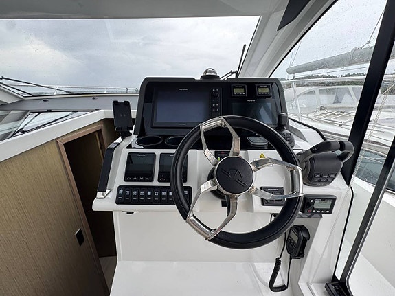 Välvårdad och maxutrustad Sealine C390 6 of 12