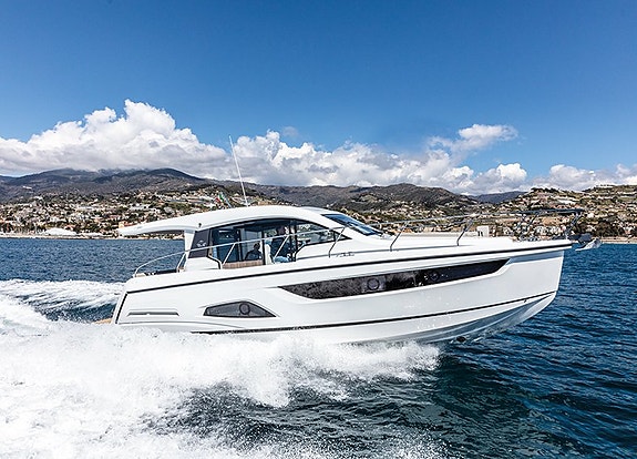 Välvårdad och maxutrustad Sealine C390