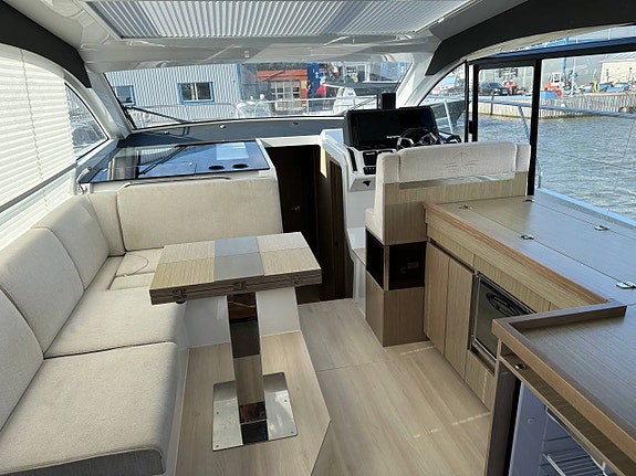 Välvårdad och maxutrustad Sealine C390 8 of 12
