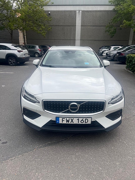 Volvo V60 Cross Country 2 of 3
