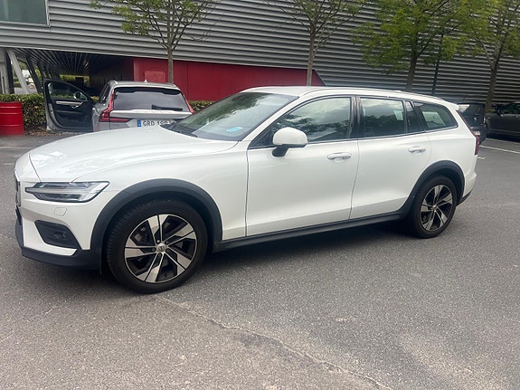 Volvo V60 Cross Country 3 of 3