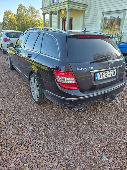 Mercedes-Benz C 250 2 of 3