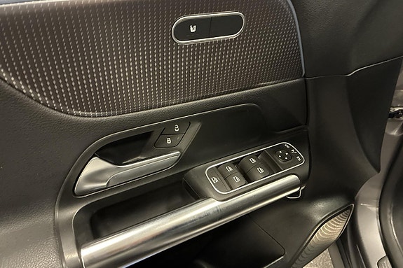 Mercedes-Benz EQA300 15 of 26