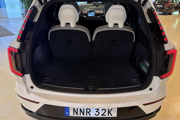 Volvo EX90 13 of 28