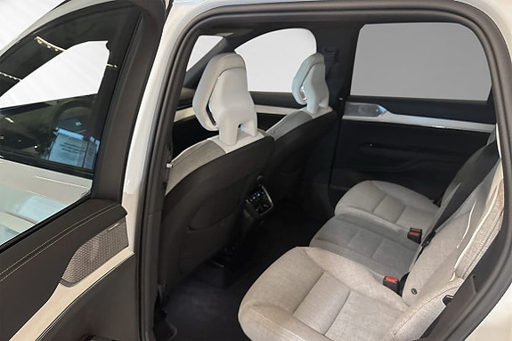 Volvo EX90 8 of 28