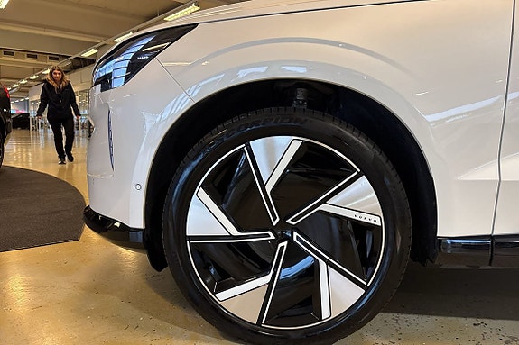Volvo EX90 16 of 28