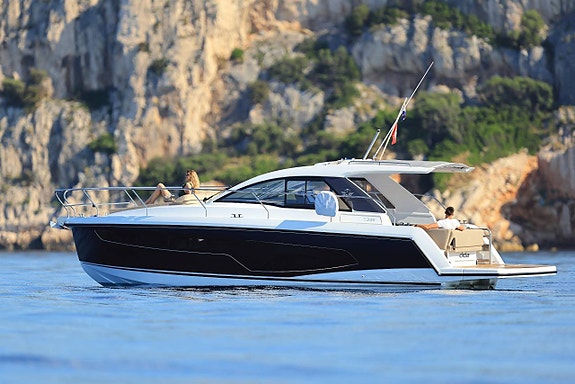 Sealine S335 • D6-440 • Ankarspel bak • Köp nu hämta i vår
