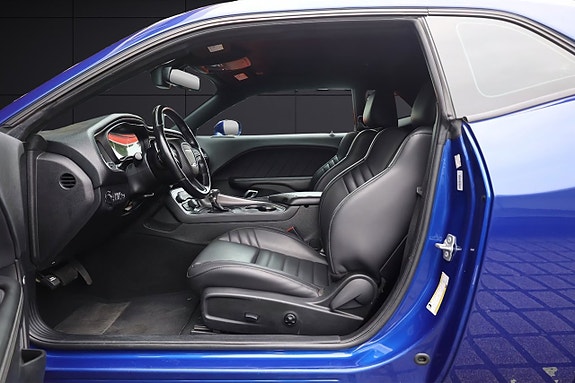 Dodge Challenger 8 of 14