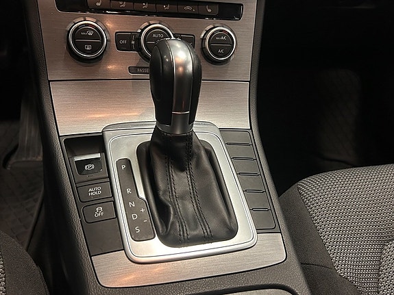 Volkswagen Passat SW 1.4 TSI 160 ch DSG Flexfuel E85 • Attelage • Sièges chauffants