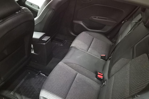 Renault Clio 19 of 22