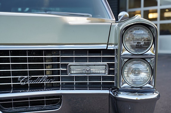Cadillac Sedan DeVille 12 of 30