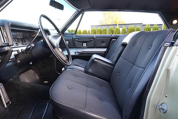 Cadillac Sedan DeVille 14 of 30