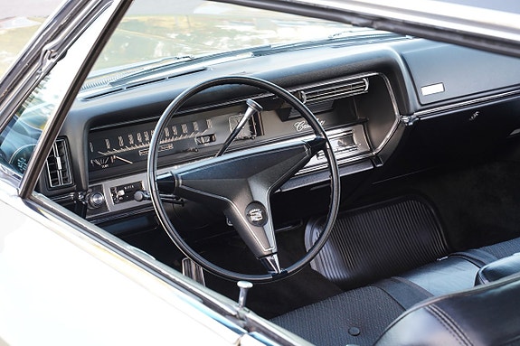 Cadillac Sedan DeVille 7 of 30