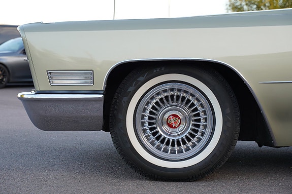 Cadillac Sedan DeVille 9 of 30