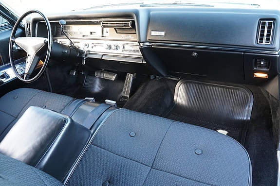Cadillac Sedan DeVille 29 of 30