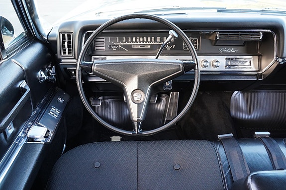 Cadillac Sedan DeVille 16 of 30
