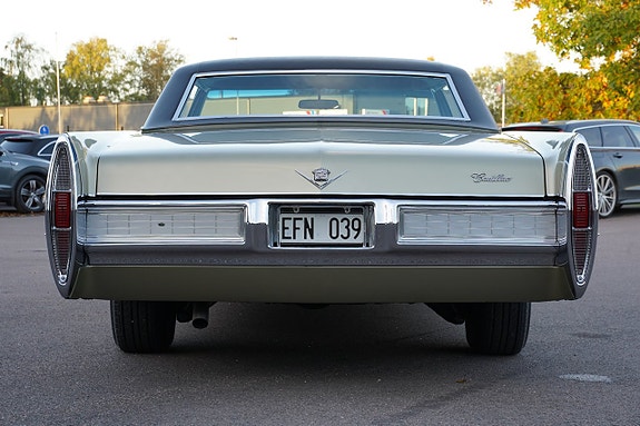 Cadillac Sedan DeVille 4 of 30