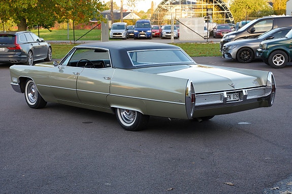 Cadillac Sedan DeVille 6 of 30