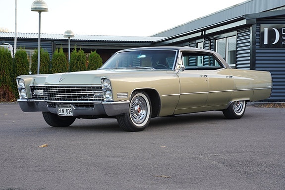 Cadillac Sedan DeVille 10 of 30