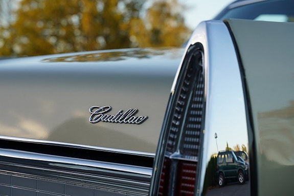 Cadillac Sedan DeVille 3 of 30