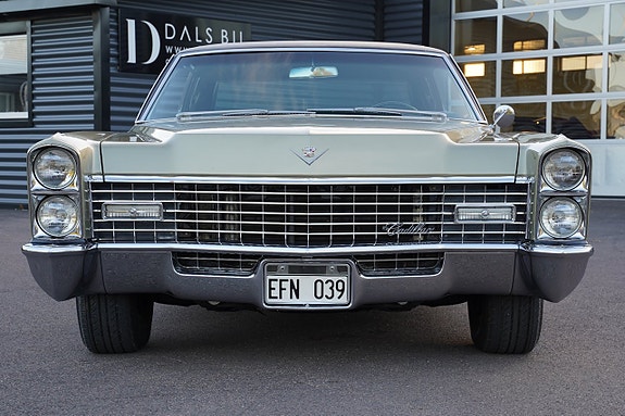 Cadillac Sedan DeVille 11 of 30