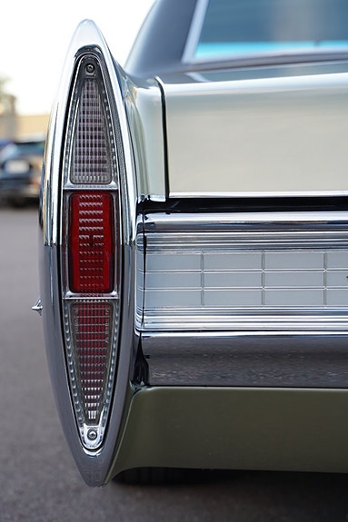 Cadillac Sedan DeVille 5 of 30