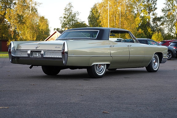 Cadillac Sedan DeVille 2 of 30