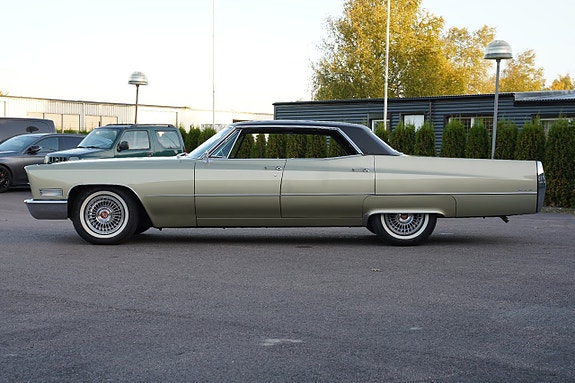 Cadillac Sedan DeVille 8 of 30