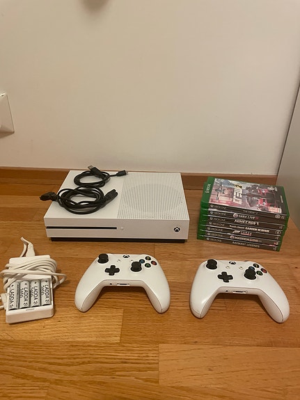 Xbox One S + två handkontroller + några spel